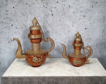 Zwei Vintage Messing & Kupfer tibetische Kaffee / Teekannen mit Drachen