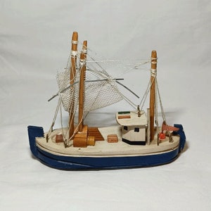 Vintage houten vissersboot trawler eenvoudig speelgoedmodel.