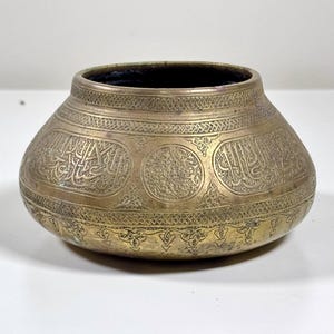 Eine feine handgravierte Messingschale, Syrien, 19
