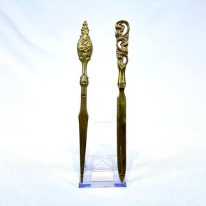Dos cuchillos abrecartas antiguos, tintero, accesorio para decoración de escritorio