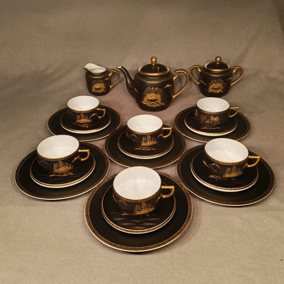 Japanese SATSUMA KUTANI Handpainted Mountain Black Gold