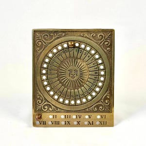CALENDARIO PERPETUO LATÓN macizo Motivo del Sol, Años 30 Decoración Vintage Antigua Astrología Magia. Acento de centro de mesa de oficina en casa.