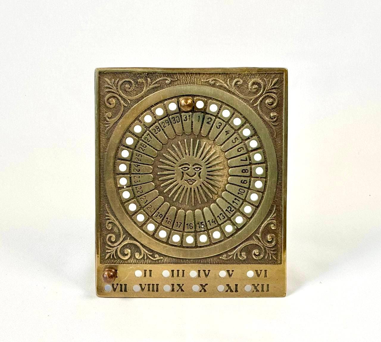 ヴィンテージ真鍮製パーペチュアルカレンダー、太陽モチーフ、占星術