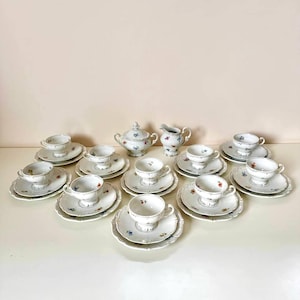 Weimar Porzellan Katharina Vintage German Porcelain 41 pieces.