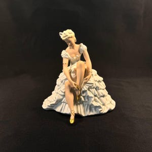 Graceful statuette of a ballet dancer tying pointe shoes, Schaubach-Kunst Porzellanmarke, Germany, Thuringia, 1953-1962.