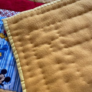 Pode incluir: Uma placa de madeira r&uacute;stica com o texto "Welcome to our home" em letras brancas. A placa apresenta um acabamento desgastado e um design simples e convidativo, perfeito para a decora&ccedil;&atilde;o da entrada.