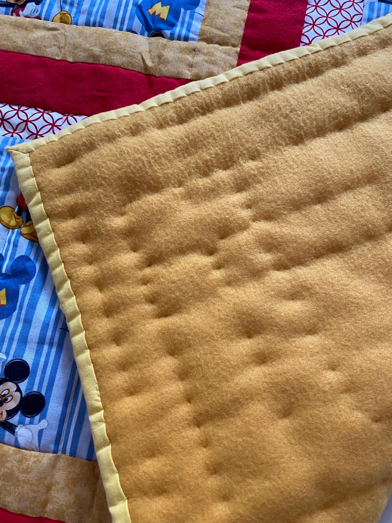 Pode incluir: Uma placa de madeira r&uacute;stica com o texto "Welcome to our home" em letras brancas. A placa apresenta um acabamento desgastado e um design simples e convidativo, perfeito para a decora&ccedil;&atilde;o da entrada.