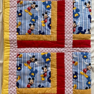 Pode incluir: Uma placa de madeira r&uacute;stica com a frase "Welcome to our home" em letras brancas. A placa apresenta um acabamento envelhecido e um design simples e acolhedor.