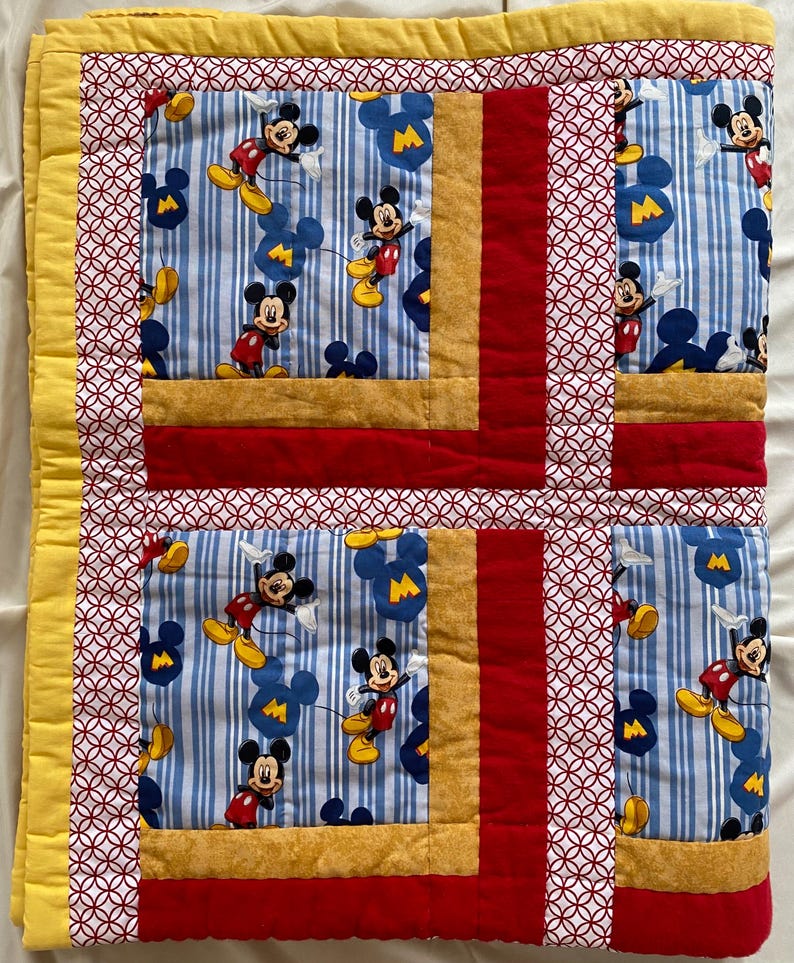 Pode incluir: Uma placa de madeira r&uacute;stica com a frase "Welcome to our home" em letras brancas. A placa apresenta um acabamento envelhecido e um design simples e acolhedor.