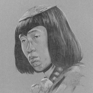 Peut inclure: Un dessin au crayon noir et blanc d'une personne aux cheveux noirs courts portant un chapeau et une longue robe sombre. La personne regarde vers le bas et a une expression sérieuse sur son visage.