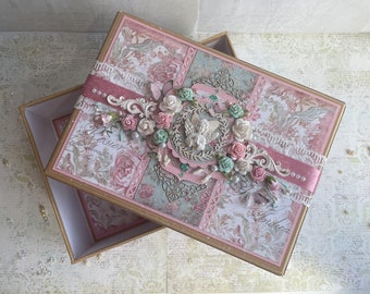 Ätherische Shabby Chic Schmuckschatulle mit Engelmotiven und Bänderborte / exklusive handgefertigte dekorative Geschenkbox in Pastellrosa /