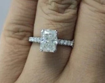 Anillo de compromiso de oro blanco sólido de 14K/ Anillo de compromiso de moissanita incoloro de corte radiante de 2,5 CT/ Anillo de boda de halo oculto/ Anillo de acento radiante