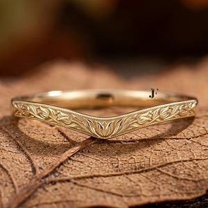 Tulpenblume und Blatt graviert Ehering, gebogener Stapelring aus 14k Gold, Natur inspiriertes Blattband, minimalistisches Chevron Versprechen Band