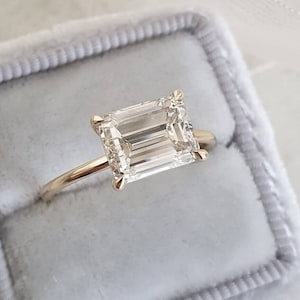 3 CT Emerald Cut Moissanite verlovingsring / 14 kt geelgouden solitaire diamanten ring / smaragd ring van oost naar west / huwelijkscadeau voor vrouwen