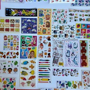 Könnte beinhalten: Eine Sammlung bunter Sticker mit verschiedenen Themen, darunter Tiere, Essen, Blumen und geometrische Muster. Die Sticker sind auf einem weißen Hintergrund angeordnet.