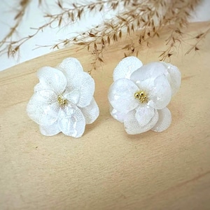 White Hydrangea Stud Earrings/Handmade Hydrangea Earrings/Resin Jewelry/Real flower jewelry/Mother&#39;s Day Gift/Birthday Gift/Anniversary Gift