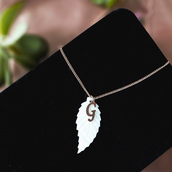 Personalized Real Mother of Pearl Leaf Necklace/Mother's Day Gift/Initial Name Necklace/Gold Leaf Necklace/Alphabet Necklace/Gift for Mom