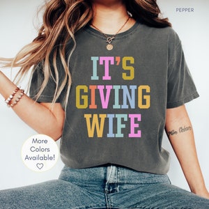 It&#39;s Giving Wife Shirt for Newly Wed, Colorful Wife Shirt, Shirt-Gift for Bride, Wife Comfort Colors T-shirt, Retro Bridal Shower Shirt Gift