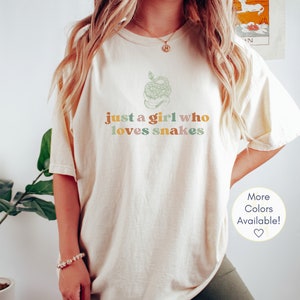 Nur ein Mädchen, das Schlangen liebt Shirt, Schlangenkleidung, Schlangenbesitzer Geschenk, Reptilien Shirt, Schlangenmutter Rundhalsausschnitt, Schlangenliebhaber Shirt, Schlangenzitat-T-Shirt
