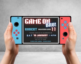 以下が含まれることがあります： 青と赤のビデオゲームコントローラーの招待状で、「GAME ON BRU！」と「ROBERT UNLOCKED LEVEL 11」の文字が書かれています。招待状には、イベントの日時「SAT 16 JANUARY 1-4PM」も記載されています。