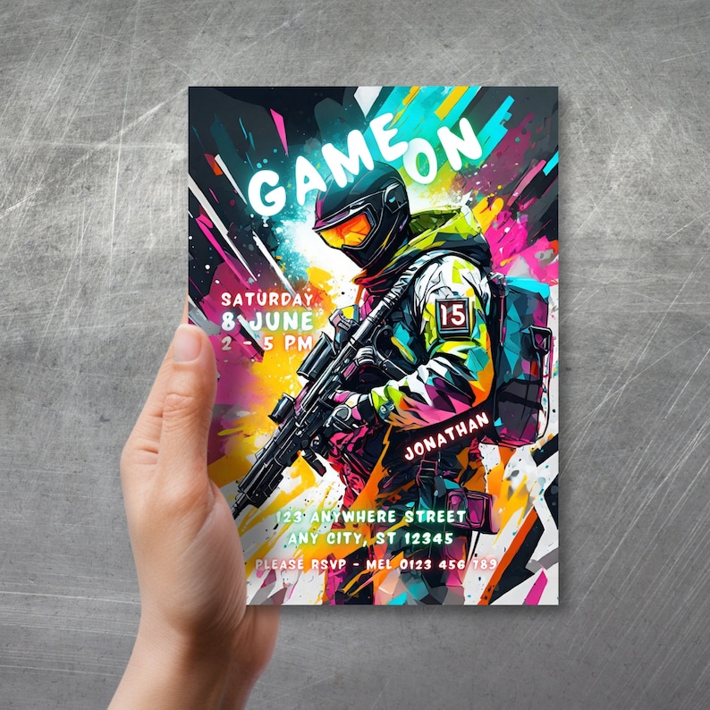 Puede incluir: Una invitaci&oacute;n colorida para una fiesta de videojuegos con un jugador en camuflaje sosteniendo un arma. La invitaci&oacute;n dice "GAMEON" e incluye la fecha, la hora y la ubicaci&oacute;n de la fiesta.