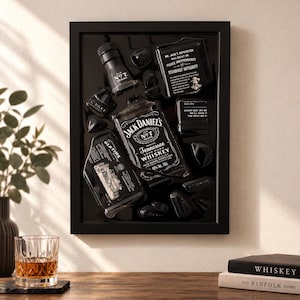 Puede incluir: Una pieza de arte mural con marco negro que presenta una botella de whisky Jack Daniel's Tennessee deconstruida y elementos de etiqueta dispuestos sobre un fondo negro brillante. Incluye el cuello de la botella, la etiqueta principal y paneles de texto.