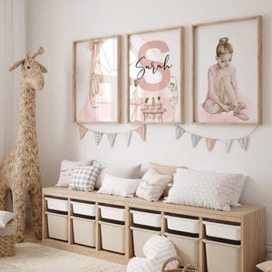 Ensemble d&#39;oeuvres d&#39;art murales ballerine rose aquarelle – Déco pour chambre de bébé | Impressions murales personnalisables sur le thème du ballet | Chambre de bébé ballet personnalisée 3 pièces