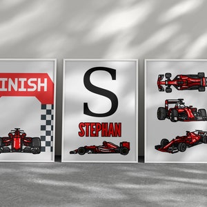 Peut inclure: Trois impressions encadr&eacute;es sur le th&egrave;me de la course automobile. La premi&egrave;re impression pr&eacute;sente une ligne d'arriv&eacute;e &agrave; damier avec le mot "FINISH" en lettres rouges. La deuxi&egrave;me impression pr&eacute;sente une grande lettre noire "S" avec le nom "STEPHAN" en dessous. La troisi&egrave;me impression pr&eacute;sente trois voitures de course rouges dans diff&eacute;rentes positions.