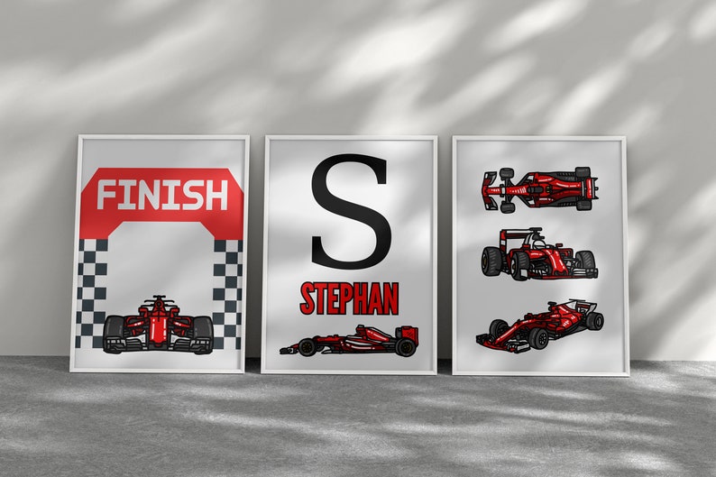 Peut inclure: Trois impressions encadr&eacute;es sur le th&egrave;me de la course automobile. La premi&egrave;re impression pr&eacute;sente une ligne d'arriv&eacute;e &agrave; damier avec le mot "FINISH" en lettres rouges. La deuxi&egrave;me impression pr&eacute;sente une grande lettre noire "S" avec le nom "STEPHAN" en dessous. La troisi&egrave;me impression pr&eacute;sente trois voitures de course rouges dans diff&eacute;rentes positions.