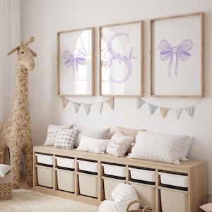 Arte de pared personalizado con lazo de acuarela morado para habitación de bebé / Lindo juego de 3, decoración con nombre personalizado para habitación de niña - Nombre personalizado con lazo morado para habitación de bebé niña