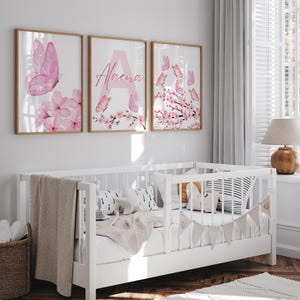 女の子の部屋にぴったりなピンクの桜と蝶のウォールアートセット - カスタムネームの保育園の装飾 - デジタルプリント