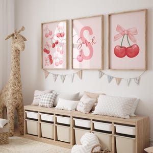 Juego personalizado de 3 cuadros de cerezo y lazo para niñas: impresiones de acuarela rosa para guarderías, linda decoración con nombre personalizado, arte de decoración rosa para guarderías