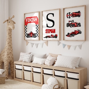 Peut inclure: Trois impressions encadr&eacute;es sur le th&egrave;me de la course automobile. La premi&egrave;re impression pr&eacute;sente une ligne d'arriv&eacute;e &agrave; damier avec le mot "FINISH" au-dessus. La deuxi&egrave;me impression pr&eacute;sente la lettre "S" et le nom "STEPHAN" en dessous. La troisi&egrave;me impression pr&eacute;sente une voiture de course rouge dans diff&eacute;rentes positions.