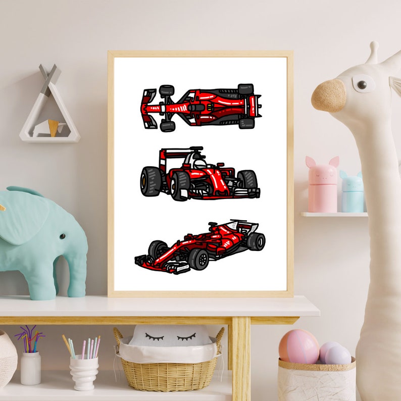 Peut inclure: Un design d'art mural imprimable mettant en sc&egrave;ne trois voitures de course rouges en dessin anim&eacute; dans diff&eacute;rentes positions. Les voitures sont sur un fond blanc.