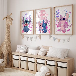Arte murale personalizzata per la cameretta dei bambini di Lilo e Stitch / Set di 3 decorazioni per la cameretta delle bambine / Stampe murali con nome - Decorazioni per la cameretta dei bambini di Lilo e Stitch - Arte rosa