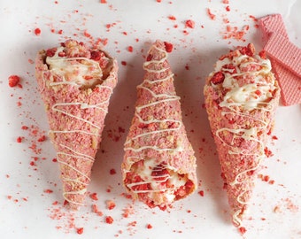 Receta de conos de tarta de queso con fresas crujientes: Postre fácil (Descarga digital)