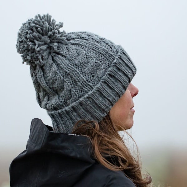 Bonnet torsadé doublé polaire avec poignet et pompon, bonnet d'hiver nordique chaud surdimensionné à pompons gris pour homme et femme