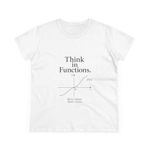 Peut inclure: Un t-shirt blanc à manches courtes avec le texte noir Think in Functions. au-dessus d'un graphique mathématique d'une fonction f(x) sur un plan cartésien, suivi du texte plus petit Better inputs. Better results. centré sur la poitrine.