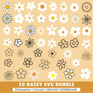 Könnte beinhalten: Eine Sammlung von 50 Gänseblümchen-Blumendesigns in verschiedenen Stilen, einschließlich umrandeter und gefüllter Versionen. Die Gänseblümchen sind weiß, gelb und orange, vor einem hellbraunen Hintergrund. Der Text unten lautet "50 DAISY SVG BUNDLE".