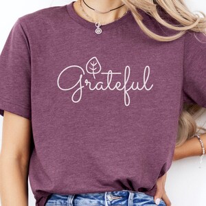 Dankbares typografisches Unisex-T-Shirt, Erntedank-Blatt-Shirt, ganzjähriges liebenswertes dankbares Oberteil, Männer-Frauen-Fallbekleidung, positive Vibes-T-Shirt