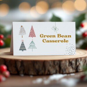 Cartões de lugar de Natal personalizados Boho. Modelo de etiqueta de comida de decoração de feriado editável com árvores, tenda de mesa de Natal festiva, placa de mesa de bufê