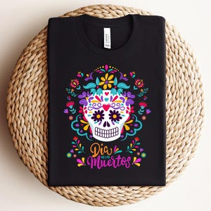 Camiseta de Halloween del Día de Muertos con flores y calavera. Hermosa camiseta colorida y brillante para Halloween. Bella+Canvas 3001.