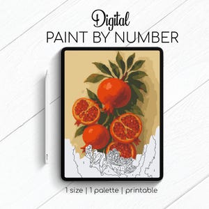 Peut inclure: Kit de peinture numérique par numéros avec un motif de grenade. L'image montre une tablette affichant une peinture de grenades mûres avec des feuilles vertes. Le texte sur la tablette indique "Digital Paint by Number". Le kit comprend une taille, une palette et est imprimable.