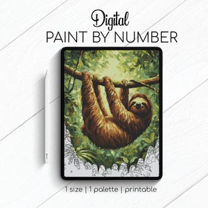 Puede incluir: Imagen digital de pintar por números en una tableta. La obra de arte representa un perezoso marrón colgado de una rama en un bosque verde. El texto "Digital PAINT BY NUMBER" está en la parte superior. El texto inferior dice "1 tamaño | 1 paleta | imprimible".