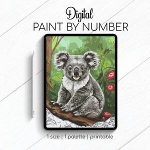 Pode incluir: Imagem digital de pintura por números num tablet com um coala num galho. O coala é cinzento com peito branco, rodeado por folhagem verde e flores vermelhas. O texto "Digital Paint By Number" está no topo.