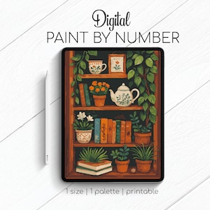 Puede incluir: Imagen digital de pintar por n&uacute;meros en una tableta. La obra de arte representa una estanter&iacute;a con libros, plantas y una tetera. El texto "Digital Paint By Number" est&aacute; en la parte superior. El texto inferior dice "1 size | 1 palette | printable". Un l&aacute;piz &oacute;ptico blanco est&aacute; a la izquierda.