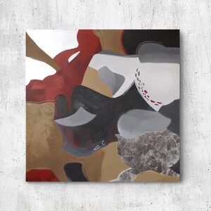 Puede incluir: Pintura abstracta de formato cuadrado. La obra presenta una mezcla de formas y colores, incluyendo rojo, negro, blanco, gris y beige. La composición es no representacional, con formas y texturas orgánicas.