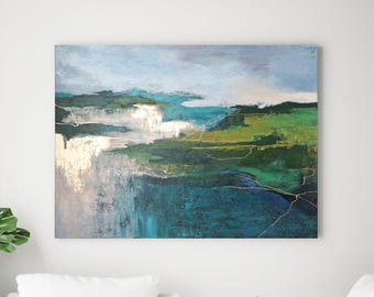 Op de afbeelding: Abstract landschapsschilderij met blauwe, groene en gouden tinten. Het kunstwerk heeft getextureerde penseelstreken en een gelaagde compositie, waardoor diepte en beweging ontstaat. Het rechthoekige canvas is aan een muur bevestigd.