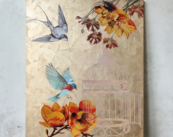 Puede incluir: Impresión decorativa en lienzo con aves en vuelo y elementos florales sobre un fondo dorado. La obra de arte incluye una jaula de pájaros, flores naranjas y amarillas, e ilustraciones detalladas de aves.