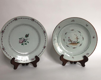 2 platos antiguos de porcelana china de la Familia Rosa, dinastía Qing, ca. 1800, período Qianlong/Jiaqing, porcelana de exportación, ancho: 22,5 cm, daños.